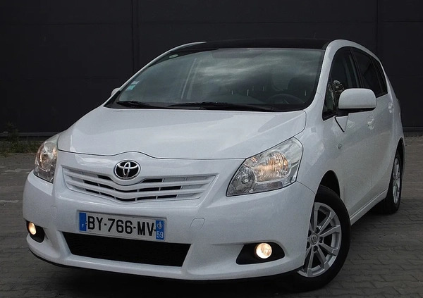 Toyota Verso cena 28900 przebieg: 235000, rok produkcji 2011 z Karczew małe 436